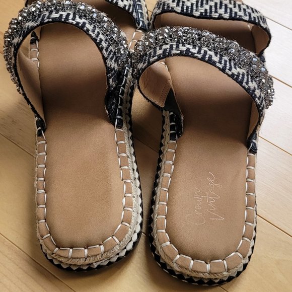 Slip on Sandals - Picture 3 of 8